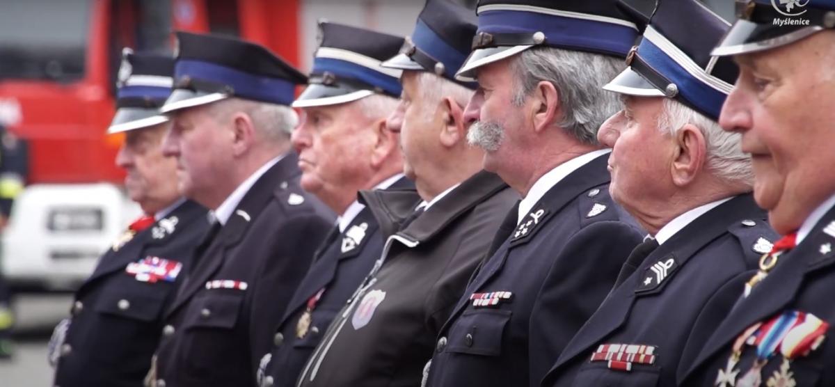 Strażacy wypatrują nowych wozów. Symboliczne promesy na ich zakup już otrzymali