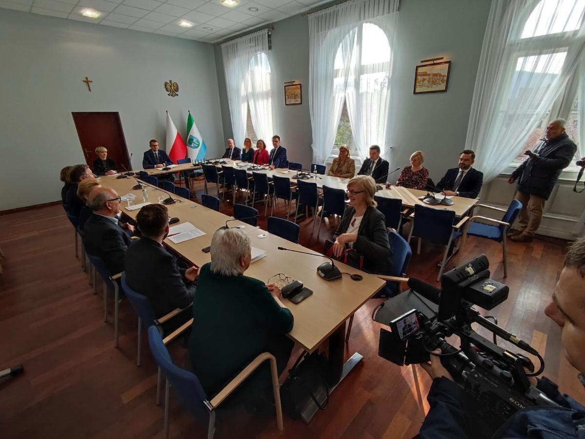Włodarze wszystkich gmin powiatu podpisali porozumienie na rzecz opracowania Planu Zrównoważonej Mobilności Miejskiej Obszaru Funkcjonalnego Myślenic