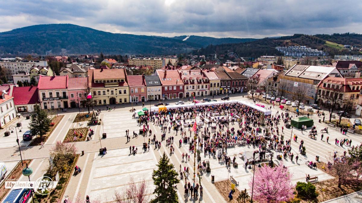Rynek Myślenicki  z Lotu Ptaka podczas Niedzieli Palmowej 2022