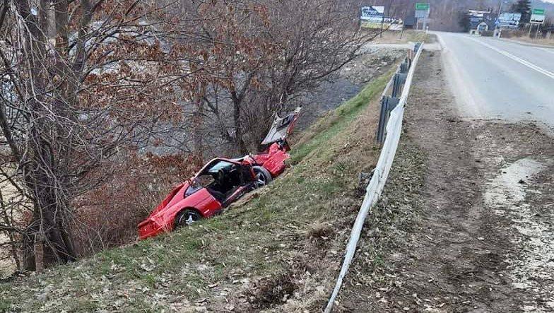 Rozbite Ferrari w Tenczynie. Stracił panowanie nad samochodem i wypadł z jezdni