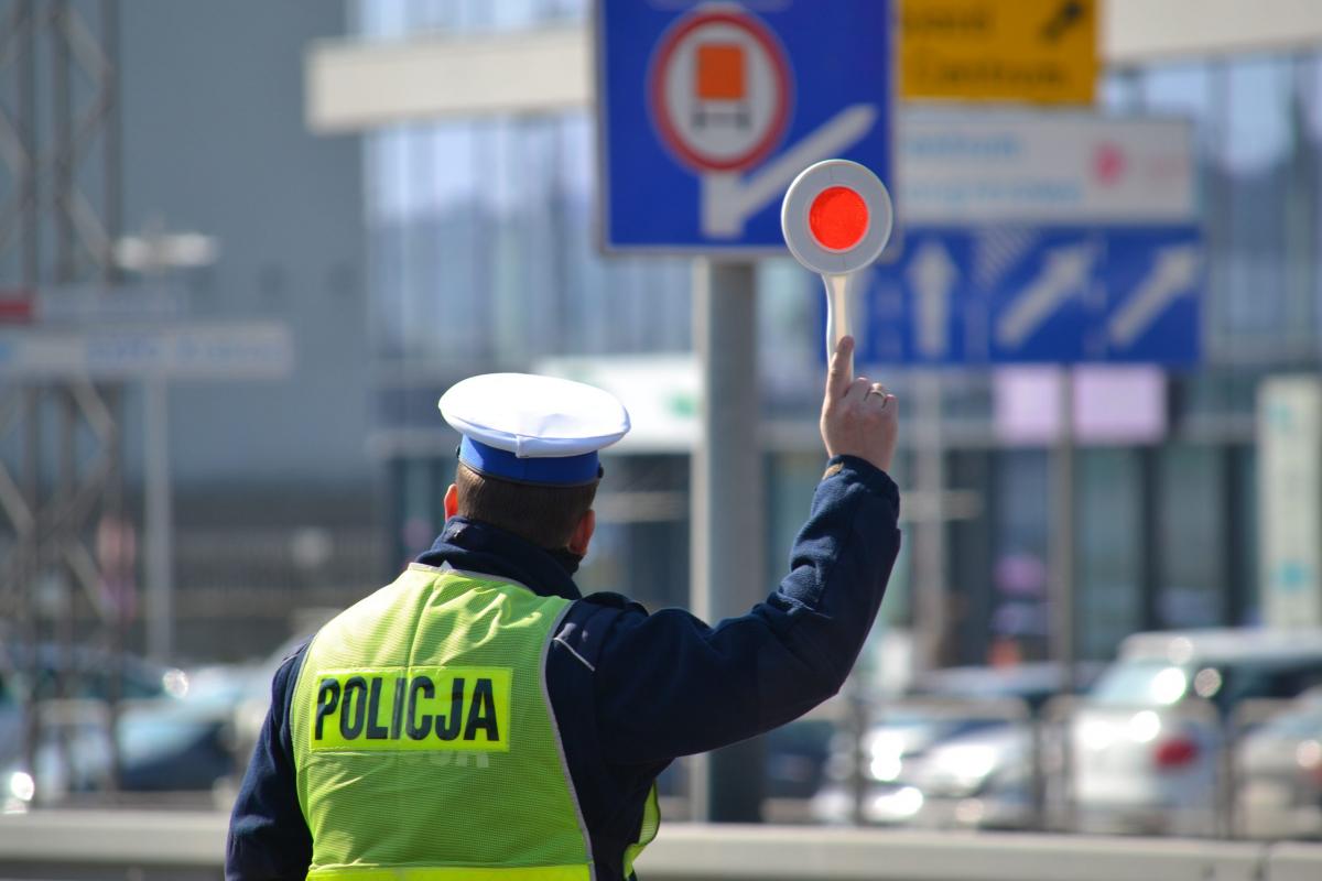 Głogoczów. Złamał limit prędkości i prowadził pomimo wcześniejszej utraty uprawnień.  Grozi mu 30 000 zł grzywny