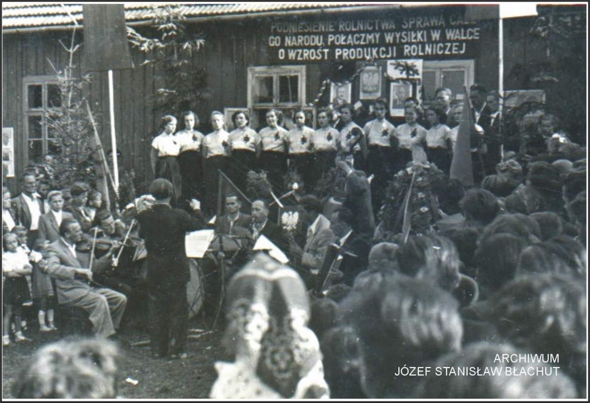 Perły Myślenic. Uroczystość przed Kółkiem Rolniczym lata 50. XX wieku