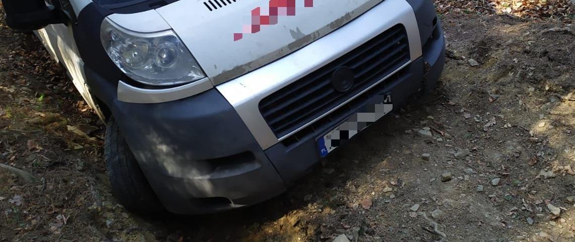 Policjanci z Myślenic po pościgu zatrzymali mężczyznę, który ukradł samochód firmy kurierskiej
