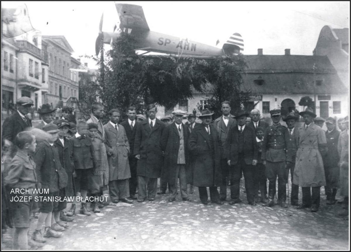Perły Myślenic. Makieta samolotu RWD-6 SP-AHN na Rynku, lata 30. XX wieku