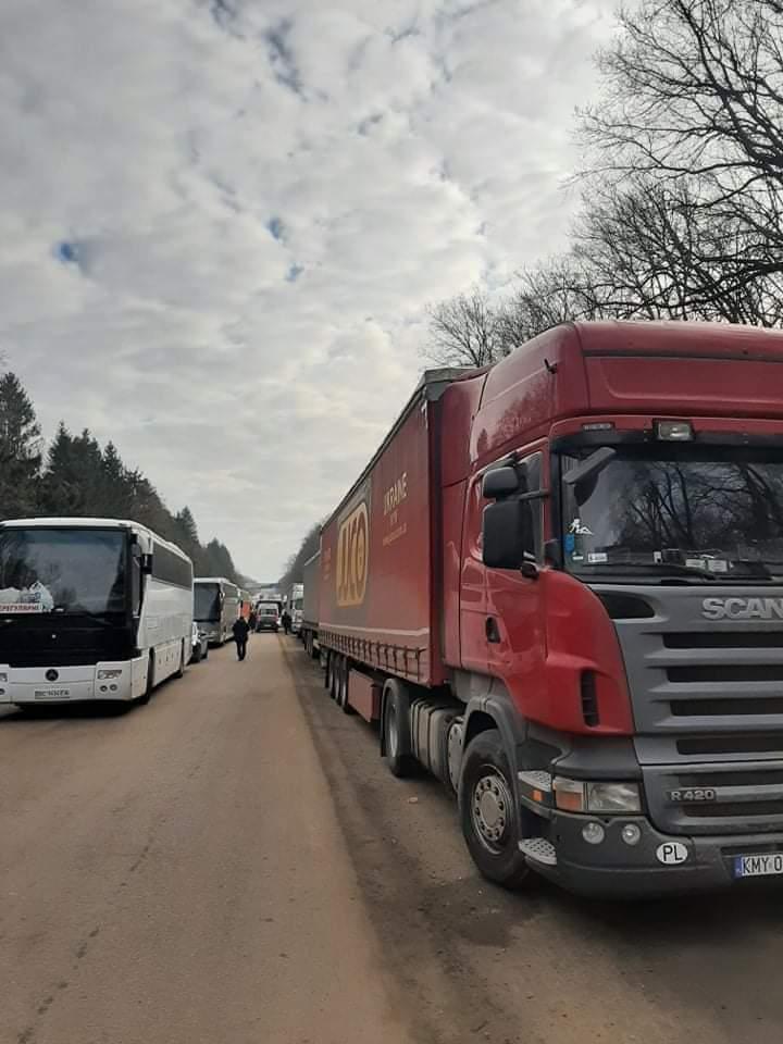 Polscy kierowcy tirów utknęli na granicy! Apel zatrwożonych rodzin