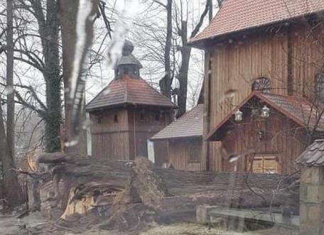 Wiatr znów daje o sobie znać. Są już pierwsze szkody wywołane jego niszczycielską działalnością