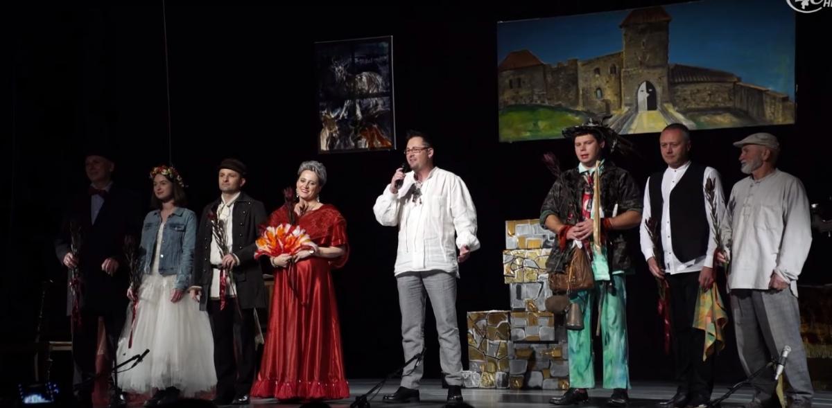 Zemsta w Myślenicach! Aktorzy Teatru pod Zamkiem w Dobczycach  zagrają na rzecz Jakuba Starzaka