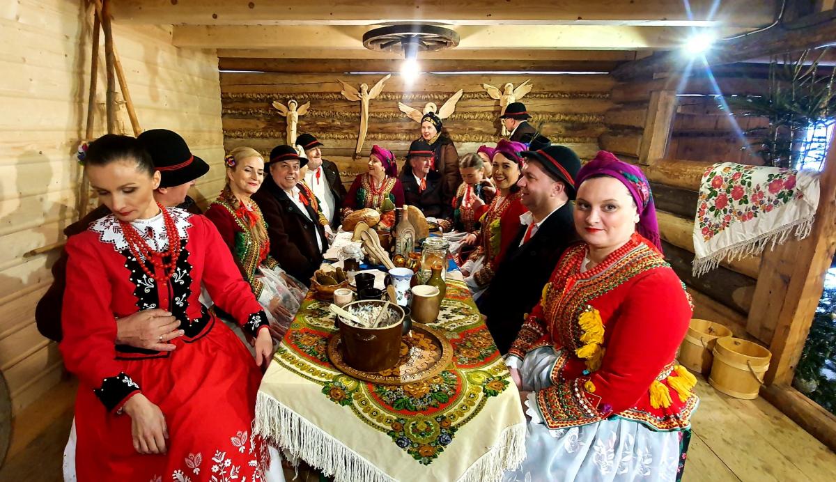 Reprezentacyjny Zespół Pieśni i Tańca Ziemia Myślenicka w  świątecznym klimacie...