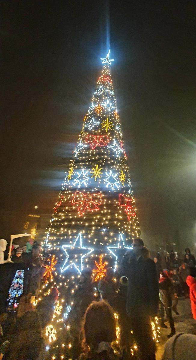Świąteczny grudniowy czas! Iluminacja choinki na myślenickim Rynku 2021
