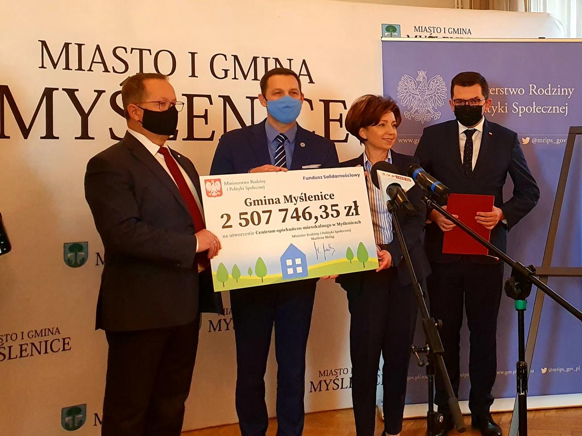 Briefing prasowy minister rodziny i polityki społecznej Marlena Maląg w Myślenicach