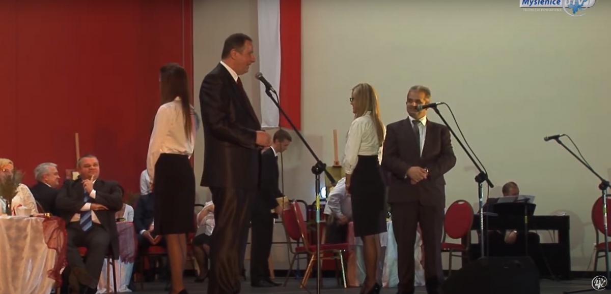 Samorządowcy na jednej teatralnej scenie w spektaklu 