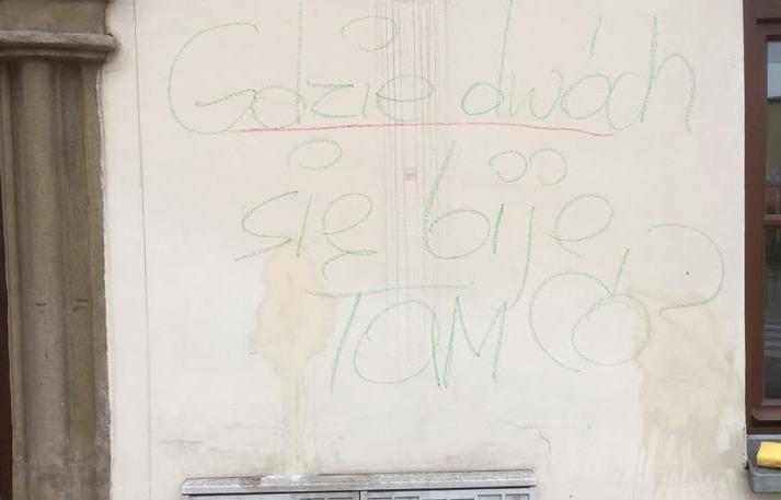 Myślenice. Autor napisów na budynku Starostwa Powiatowego zatrzymany przez policję