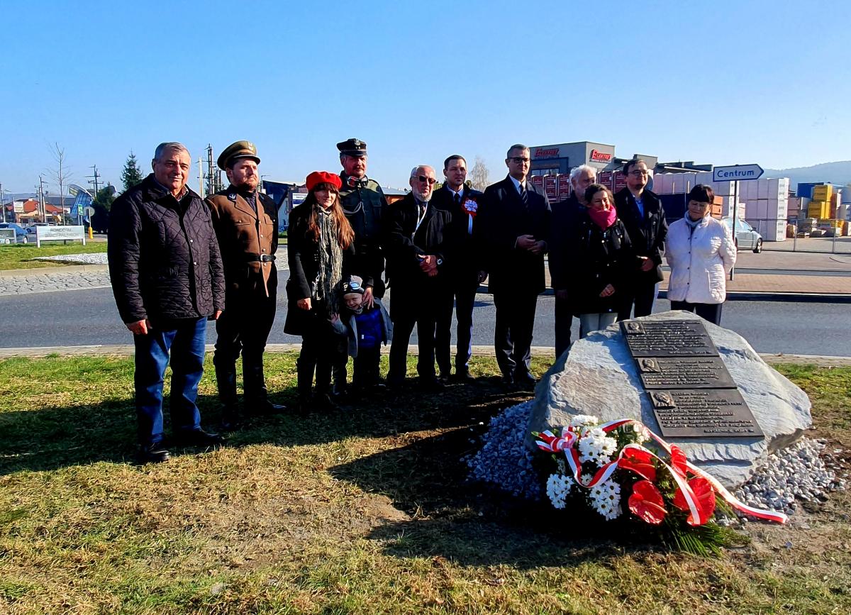 Uroczyste odsłonięcie obelisku przy rondzie im. Braci Ralskich w Myślenicach. Pamięć o lokalnych bohaterach