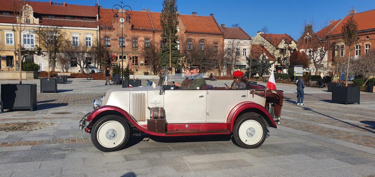 Niepodległościowy Rajd Pamięci czyli zabytkowymi samochodami po myślenickiej ziemi