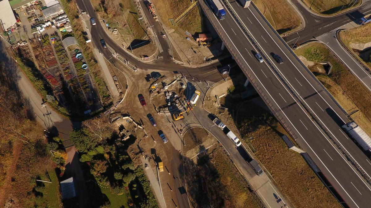 Pcim. Na budowanym rondzie powraca sygnalizacja świetlna - wprowadzony tymczasowo ruch okrężny zostaje zawieszony