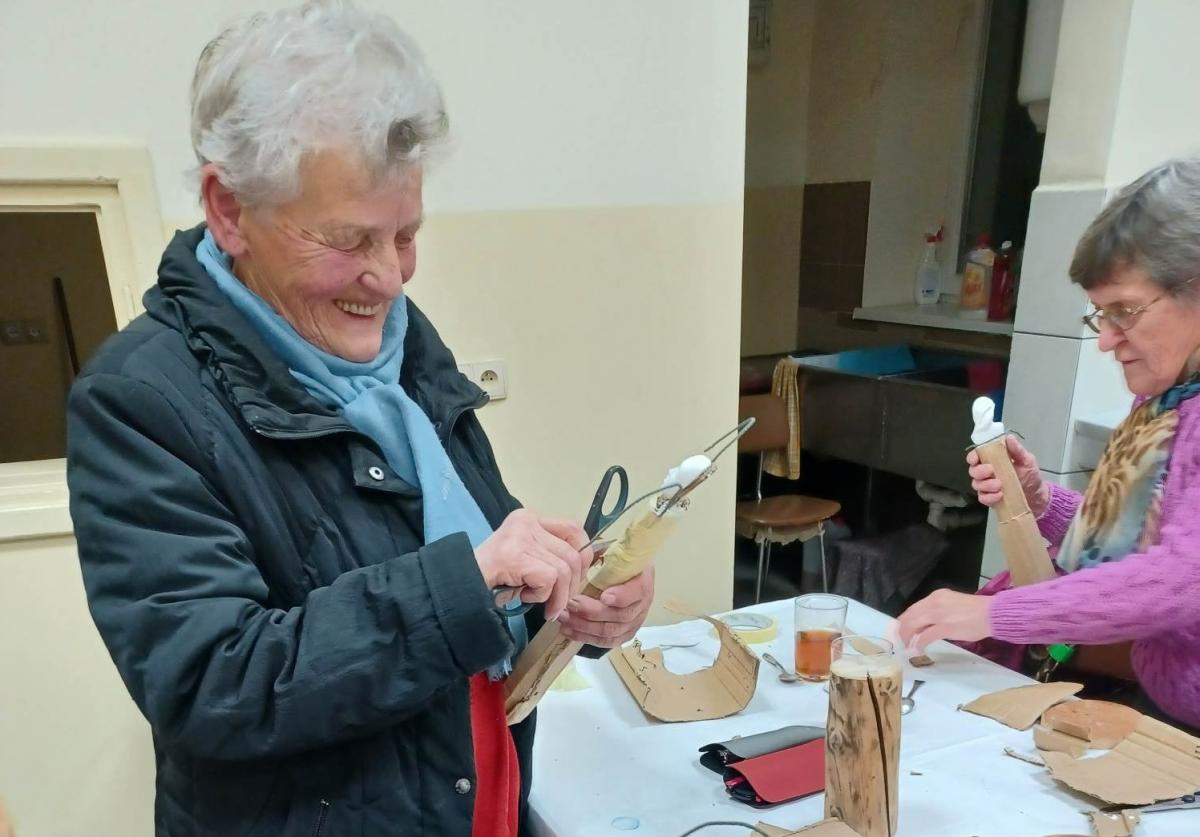 Gmina Raciechowice. W zdrowym ciele, zdrowy duch- czyli seniorzy rozwijają swoje pasje plastyczne