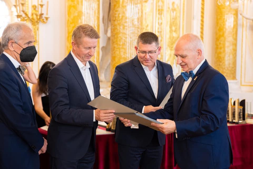 Oddziału Chirurgii Ogólnej SP ZOZ z prestiżową nagrodą „Obiekt XXV-lecia”