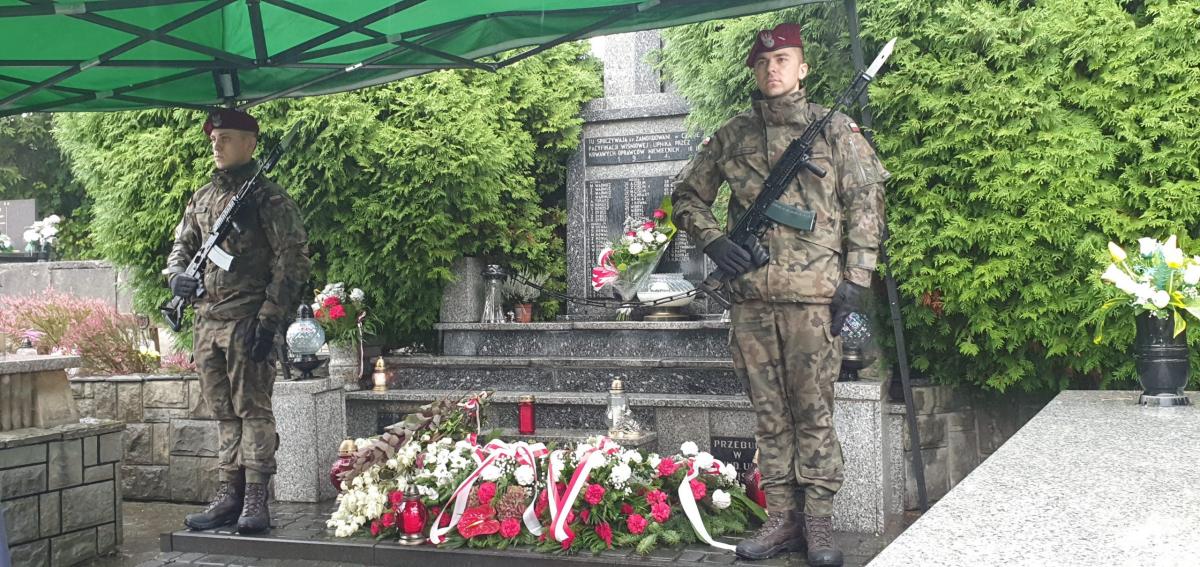 77. rocznica pacyfikacji Wiśniowej i Lipnika w strugach deszczu...