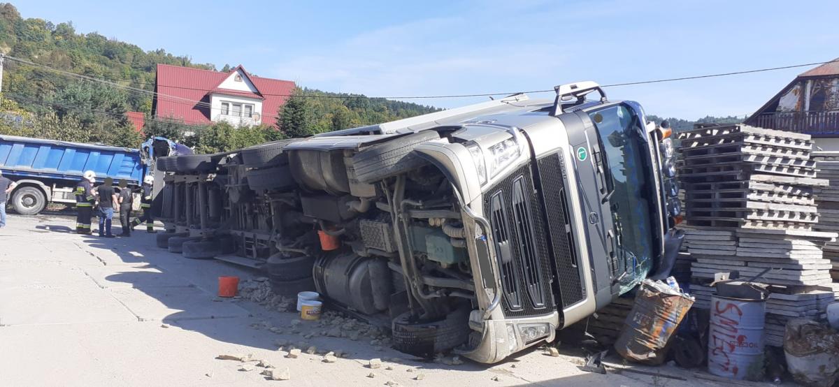Krzczonów. Zderzenie dwóch samochodów ciężarowych oraz busa