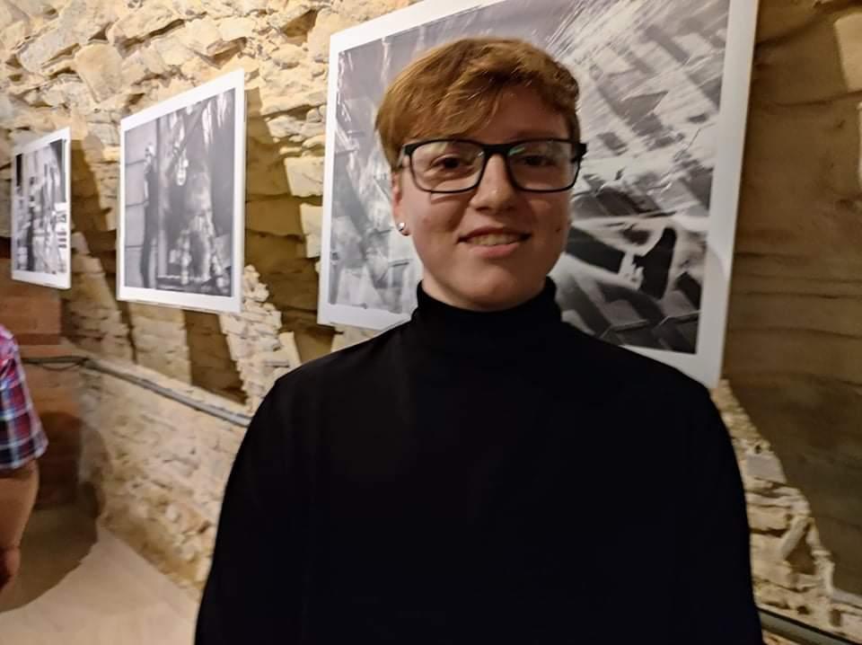 Pandemia w obiektywie Magdaleny Śliwy. Sala wypełniła się po brzegi podczas wernisażu wystawy