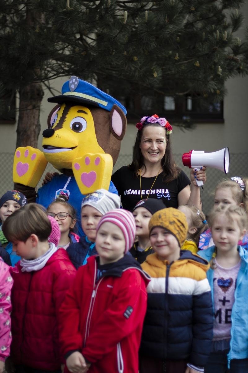 Dzień Dziecka w myślenickich przedszkolach z maskotką policyjnego psa