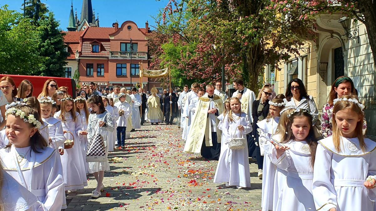 Tradycyjne Boże Ciało z barwną, pełną wiernych procesją. Sanktuarium NNMP w Myślenicach