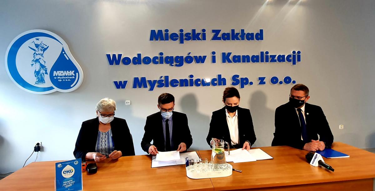 MZWiK w Myślenicach dostarczy wodę do Gminy Wiśniowa - podpisanie umowy. Konferencja