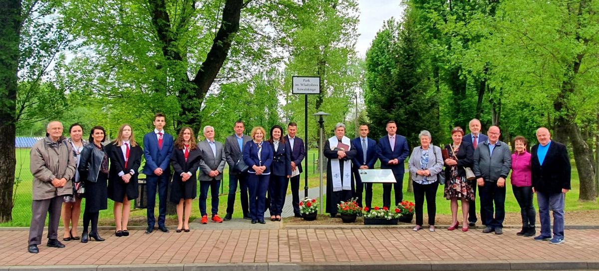 Park imienia Władysława Kowalskiego w Dobczycach. Uroczystość odsłonięcia tablicy pamiątkowej