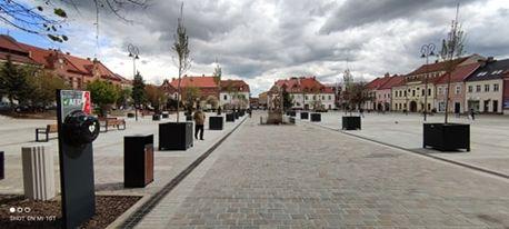 Myślenice Rynek. Defibrylator AED w razie potrzeby służy pomocą