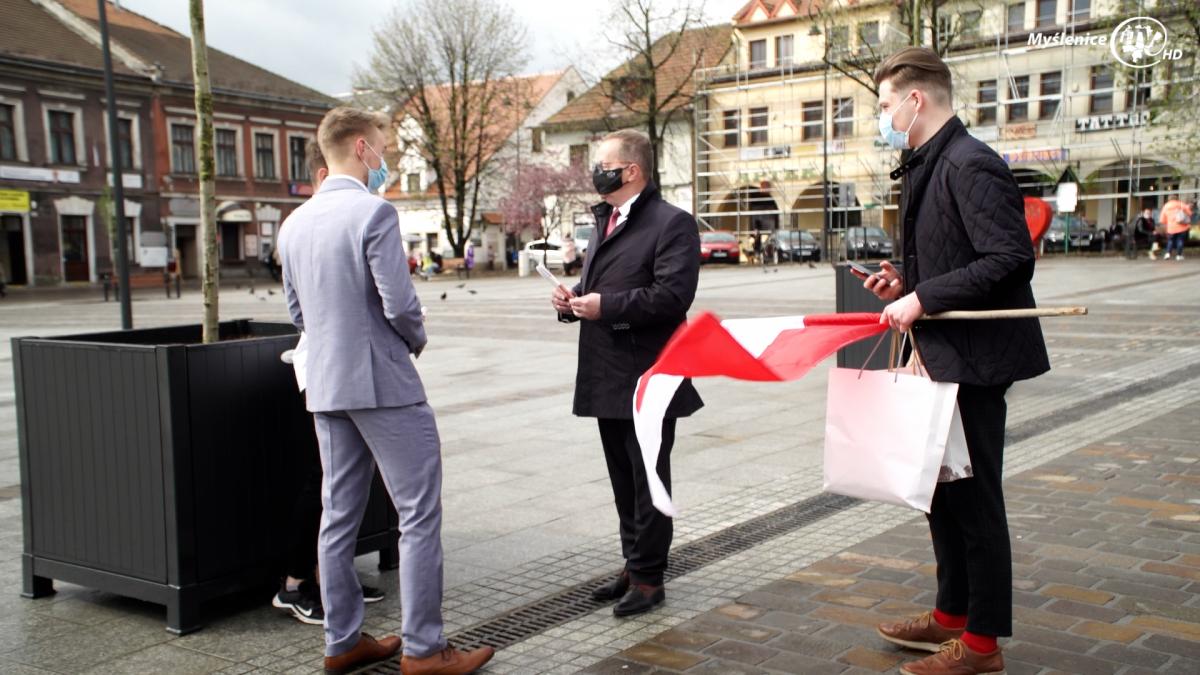 2 maja Dzień Flagi RP. Poseł Władysław Kurowski rozdaje flagi mieszkańcom ziemi myślenickiej