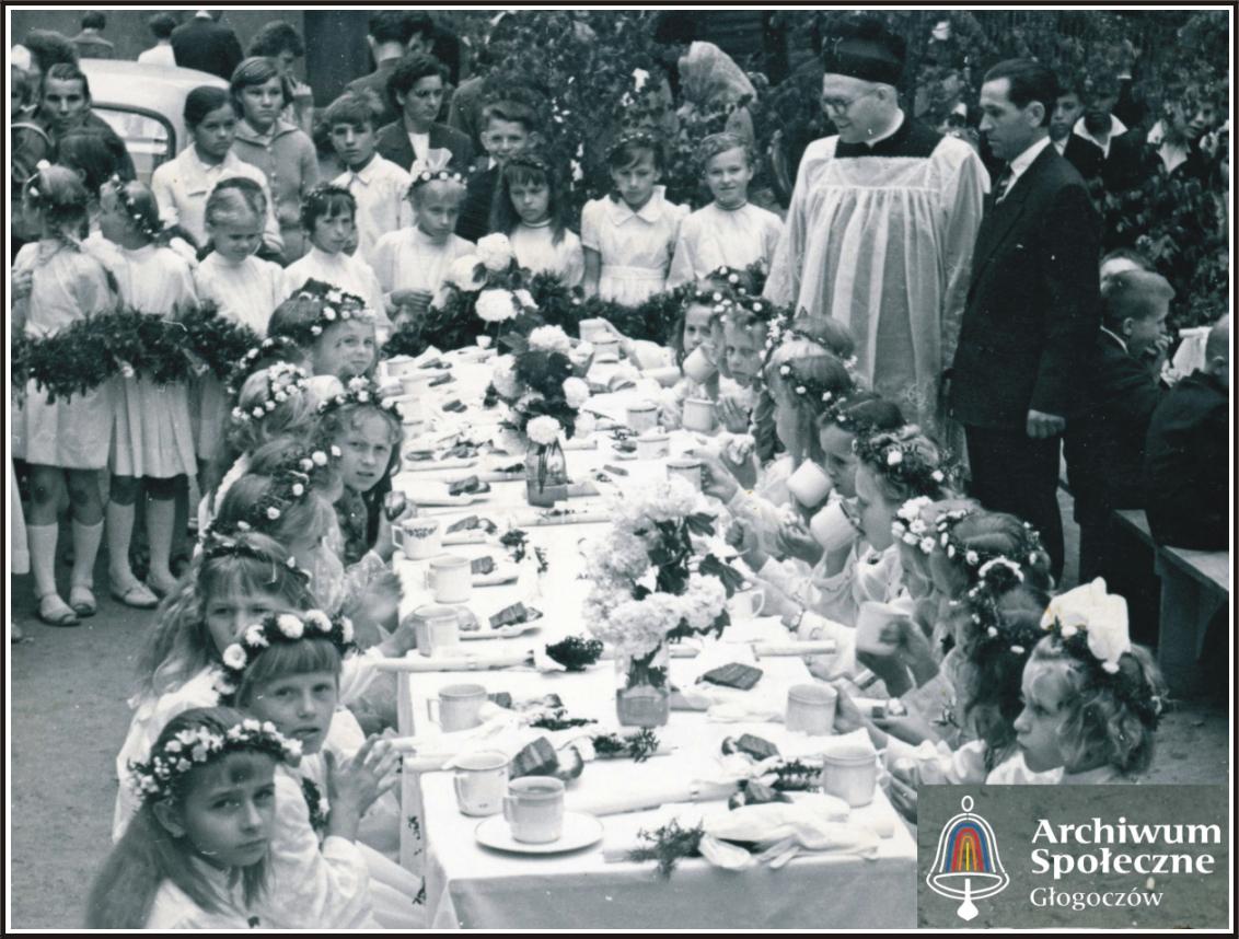 Perły Ziemi Myślenickiej. Śniadanie pierwszokomunijne w Głogoczowie 1964 rok