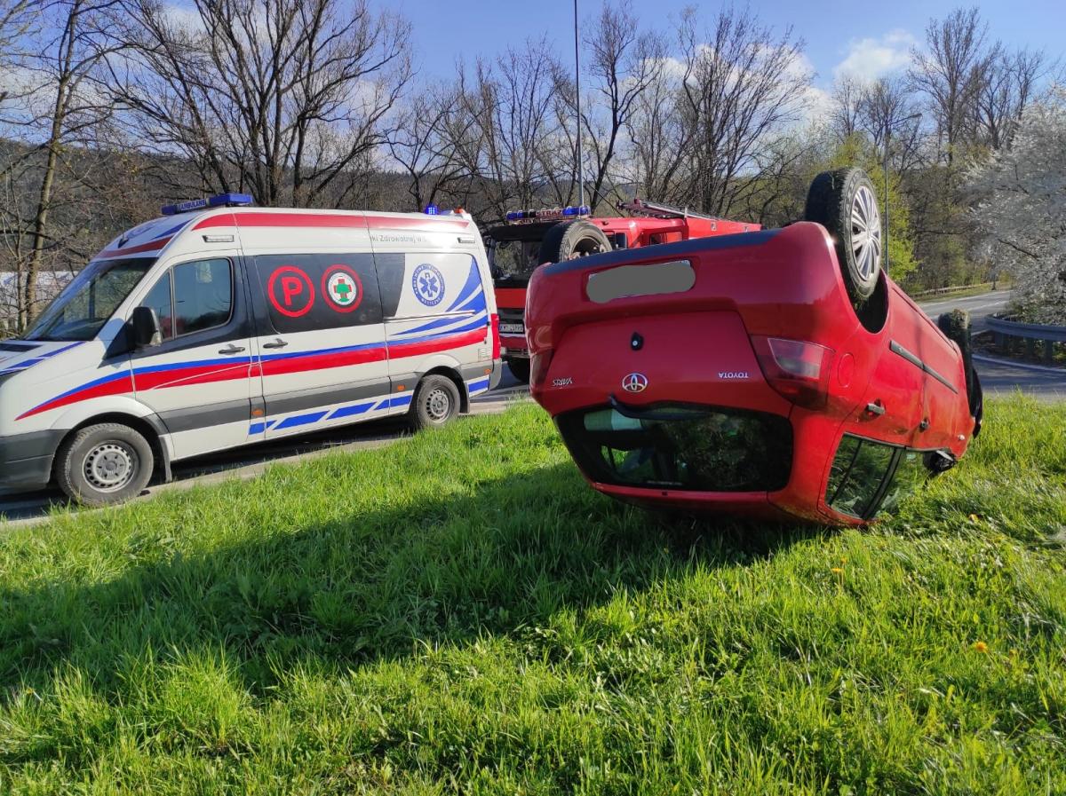 PSP informuje: dachowanie samochodów w Myśleniacach