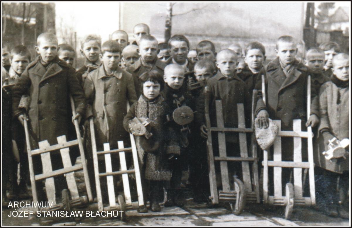 Perły Myślenic. Kołatki pod Kościołem NNMP w Myślenicach lata 30 ub.w.