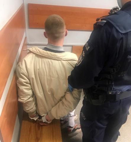 Sprawca uszkodzenia epitafiów myślenickiego Sanktuarium usłyszał zarzuty