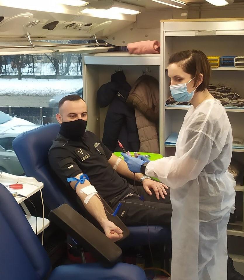 Strażnik, strażak dwa bratanki. Pomagał a teraz on potrzebuje pomocy