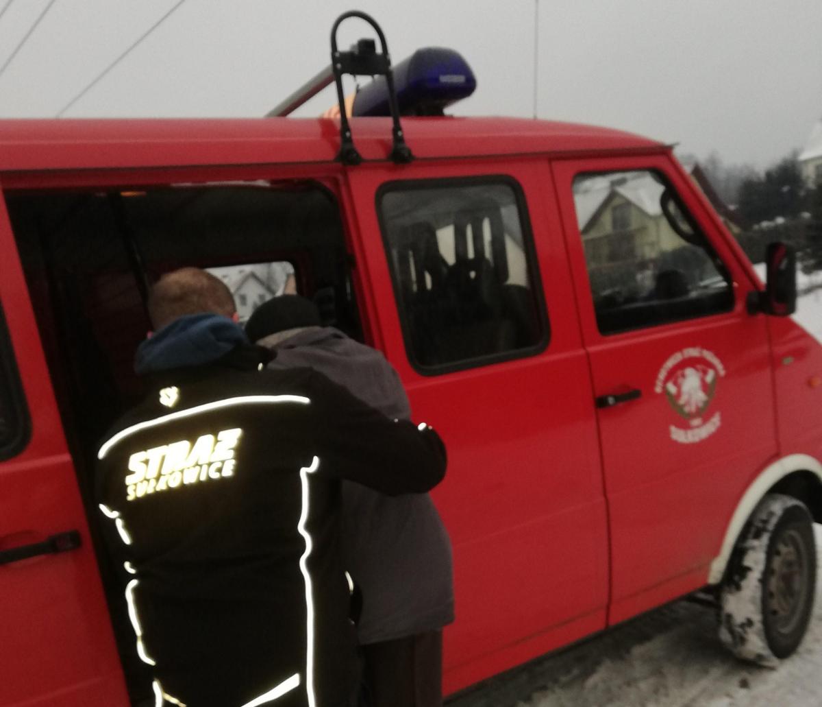 Strażacy pomagają przy dowozie na szczepienia przeciw COVID-19