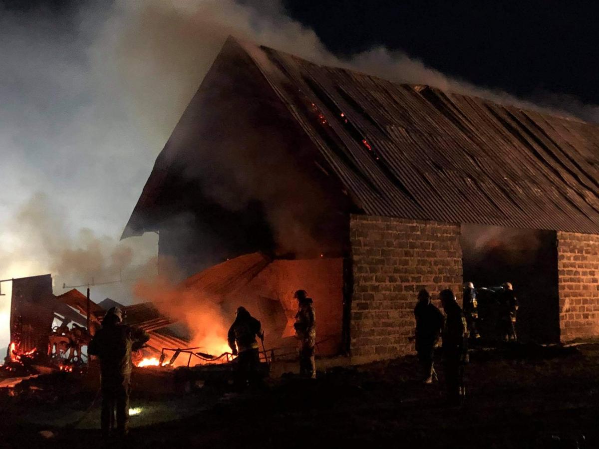 Pożar w Lipniku. Relacja z miejsca zdarzenia z bezcenną pomocą w centrum!