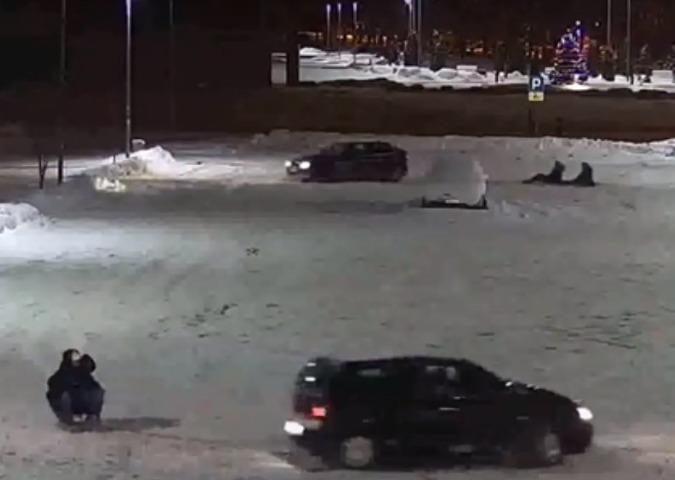 Jeździli po parkingu, a za samochodem ciągnęli osoby na sankach