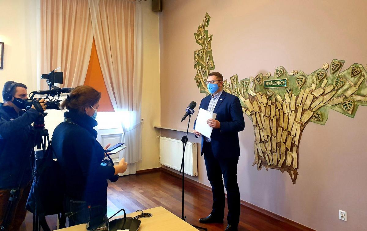 Briefing prasowy burmistrza Jarosława Szlachetki, temat: ekologia, jakość powietrza