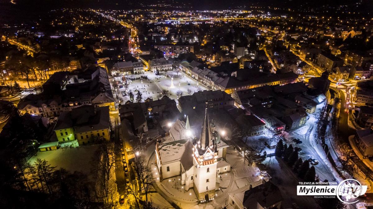 Myślenicki Rynek nocą rozpieszcza oko