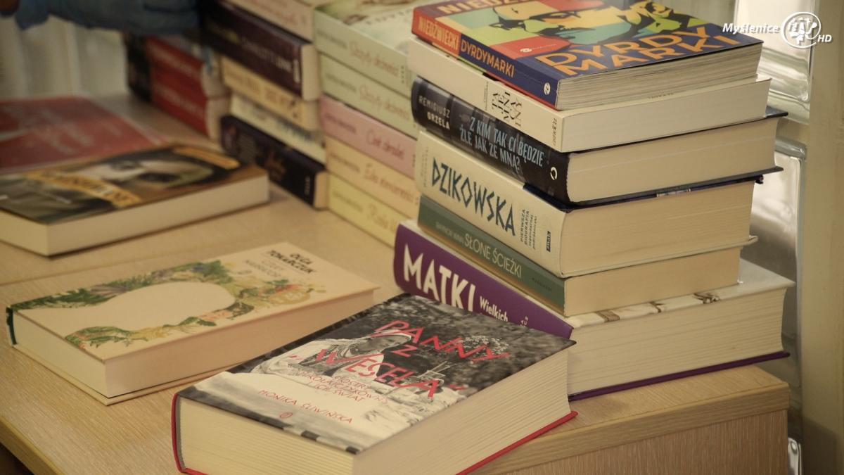 Książka jest dobra na wszystko! Gminna Biblioteka Publiczna w Sieprawiu zaprasza