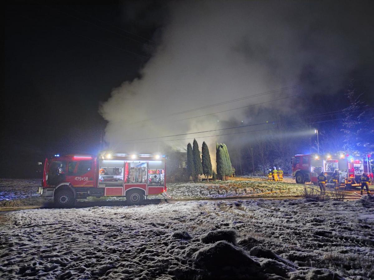 Krzczonów. Strażacy walczyli z pożarem drewnianego domu. Teraz potrzebna jest pomoc przy jego odbudowie
