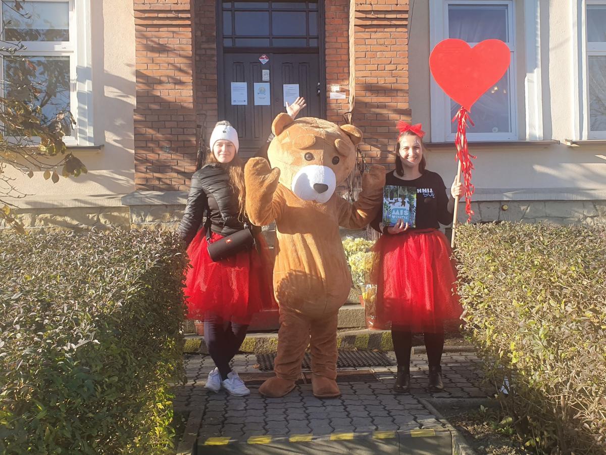 Miękki, puchaty i taki z łatką. Dzień Pluszowego Misia w myślenickich przedszkolach