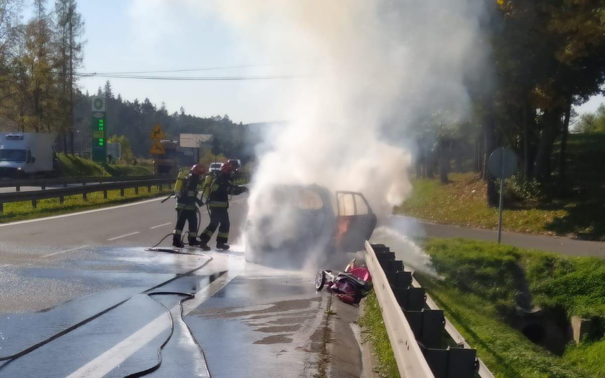 PSP informuje: pożar samochodu w Głogoczowie