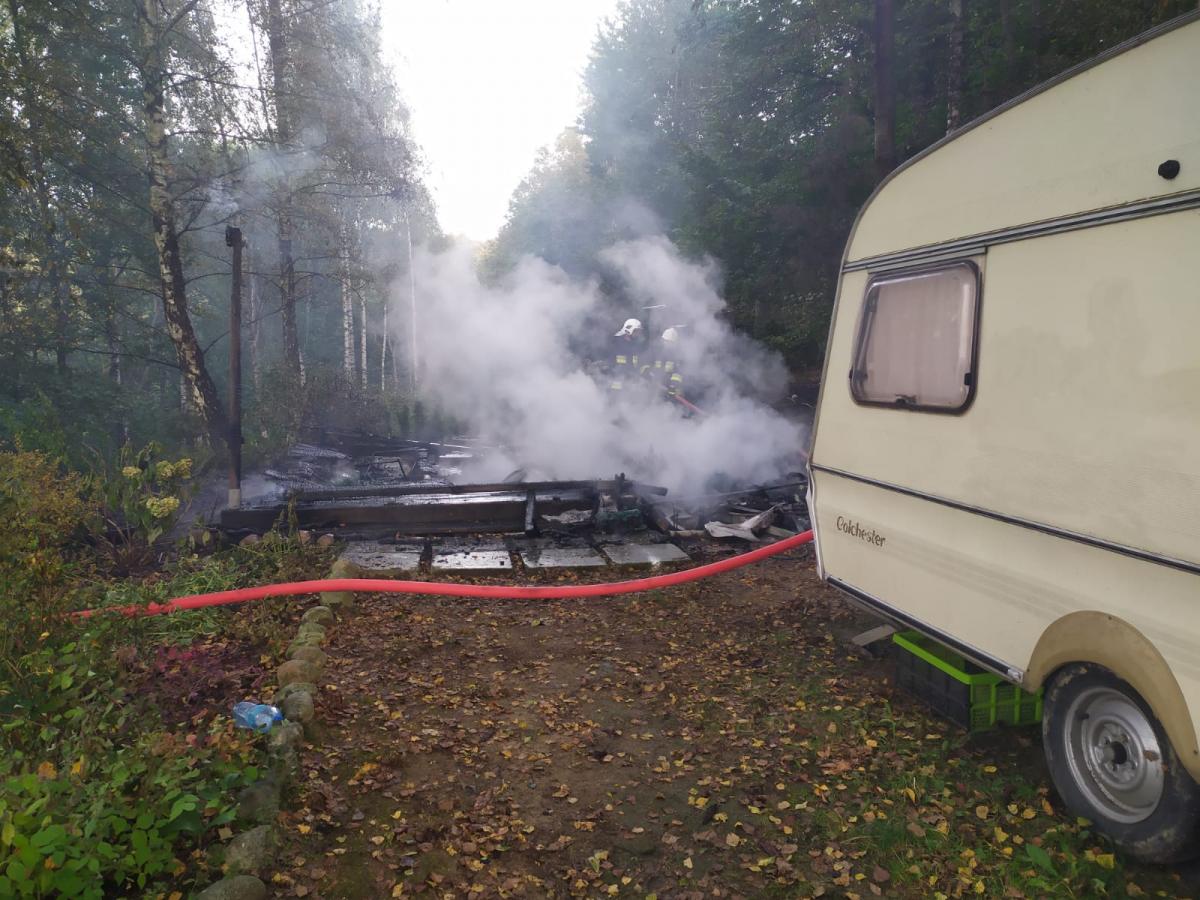 Dobczyce. Zapaliła się wiata z przyczepą kempingową