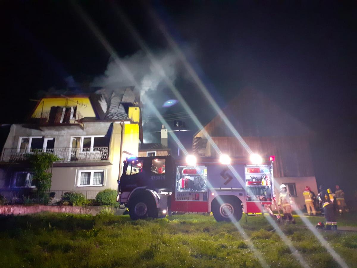 Pcim. W nocy strażacy walczyli z pożarem budynku mieszkalnego