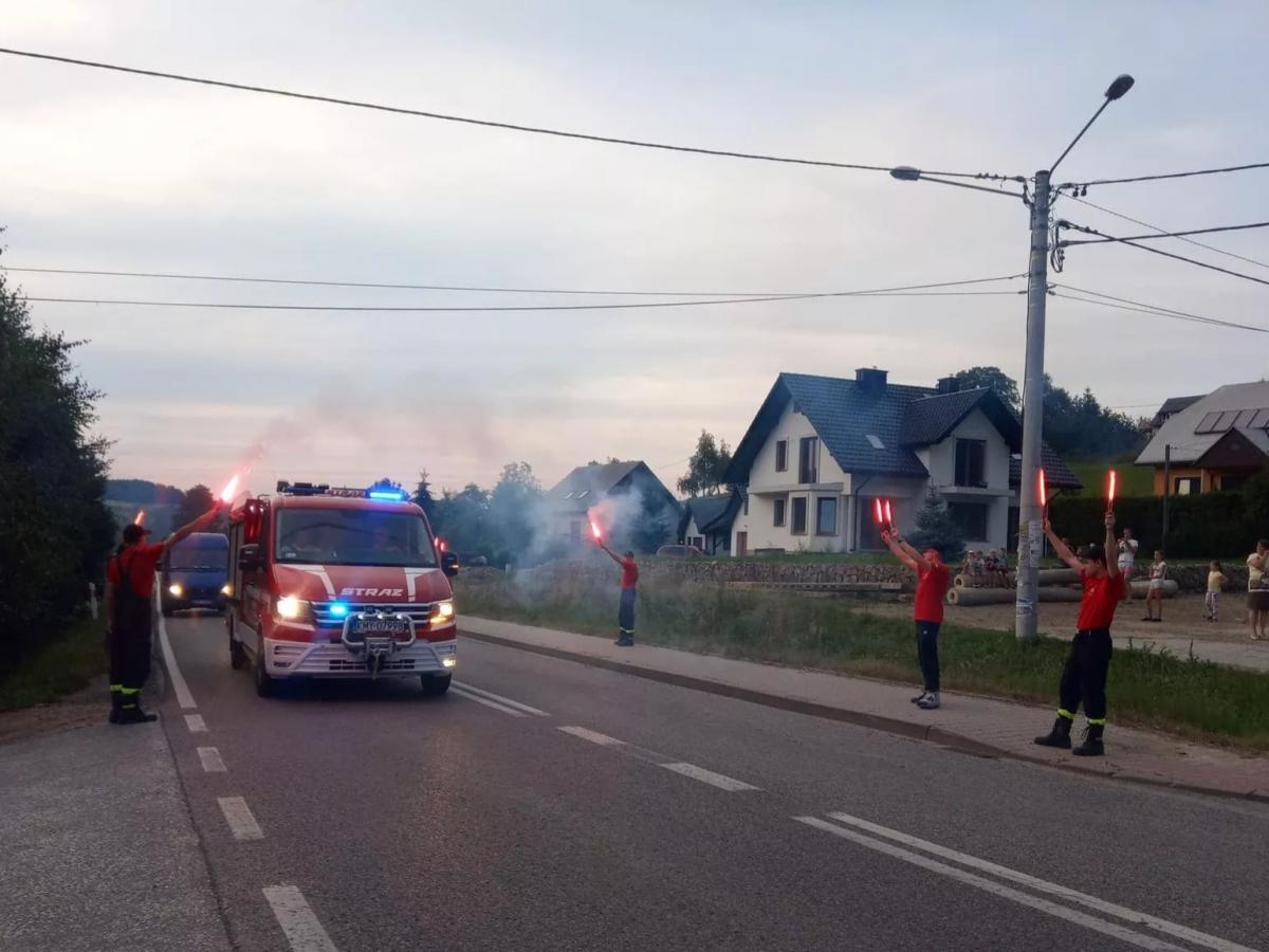 Powitanie nowego wozu strażackiego w OSP Wierzbanowa