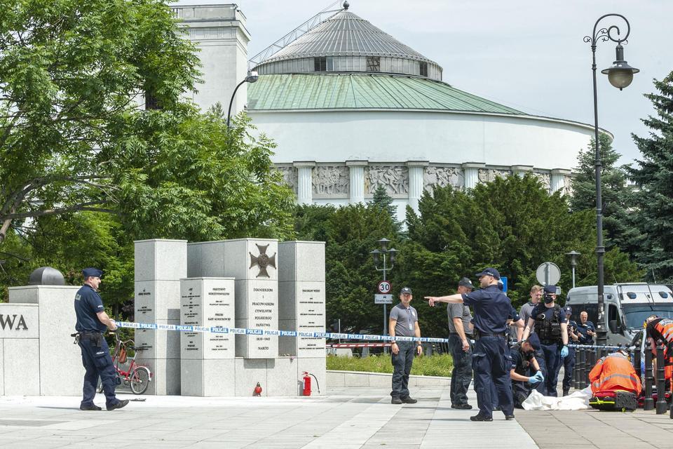 W Warszawie 48-latek z powiatu myślenickiego oblał się łatwopalną substancją i podpalił
