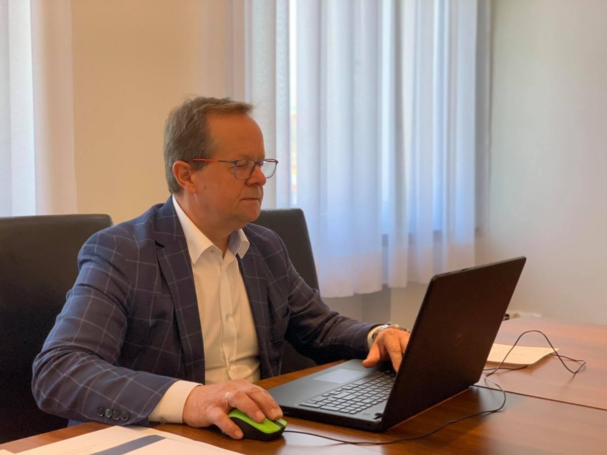 Poseł Władysław Kurowski skierował interpelacje dotyczącą umorzenia lub wydłużenia terminu płatności za koncesje alkoholowe dla przedsiębiorców.