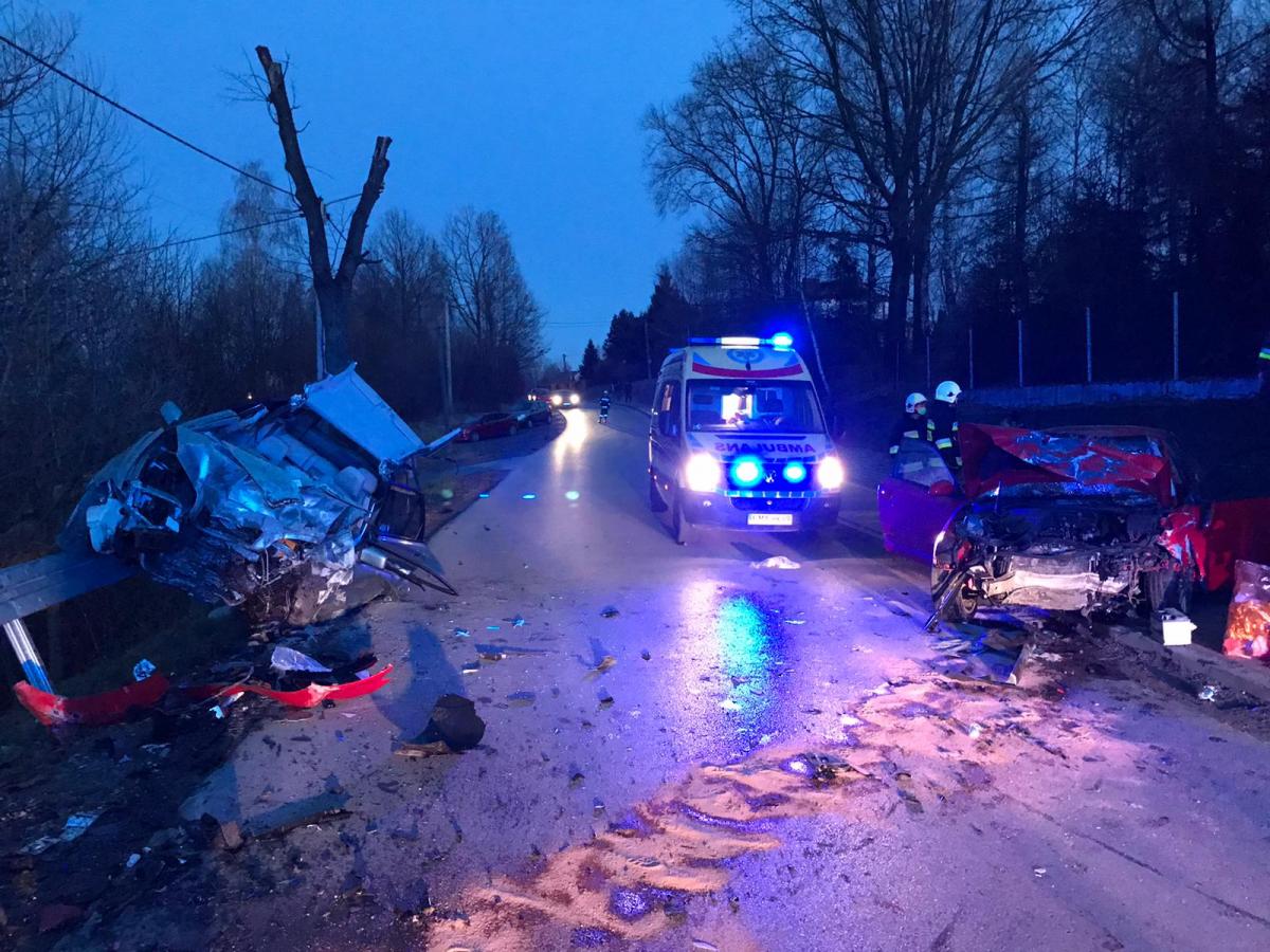 Zakliczyn. Czołowe zderzenie  samochodów.Poszkodowane 4 osoby